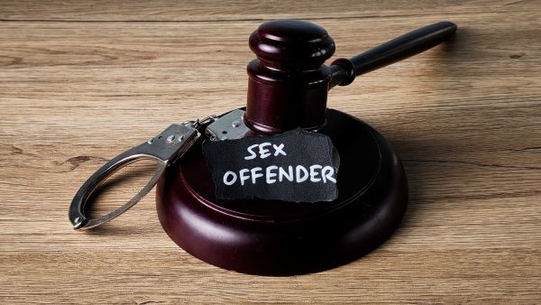 Does a minor who is convicted of a sex crime need to register on the juvenile sex offender registry in Florida?